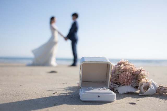 海辺でプロポーズ　ビーチでプロポーズ　婚約指輪と花束
