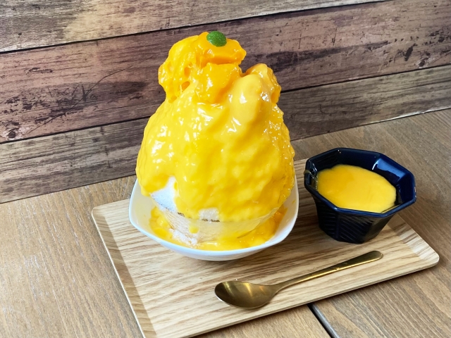たっぷりマンゴーソースがかかったかき氷のスイーツ