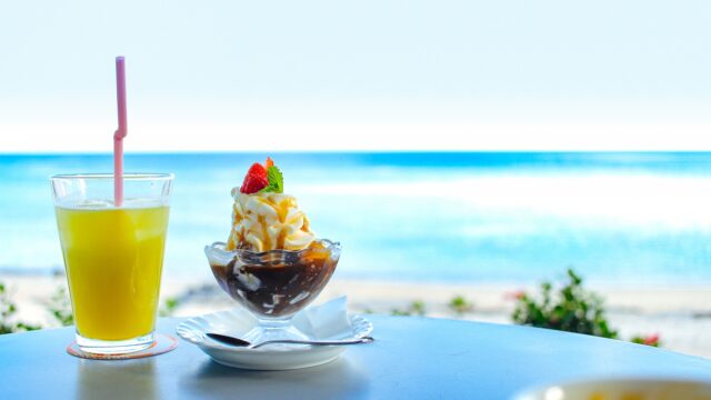 海を眺めながら楽しむドリンクとパフェのカフェテーブル