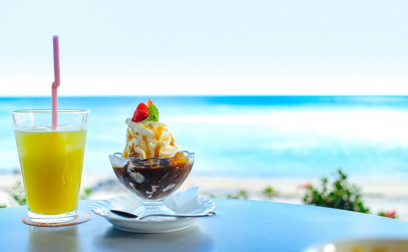 海を眺めながら楽しむドリンクとパフェのカフェテーブル