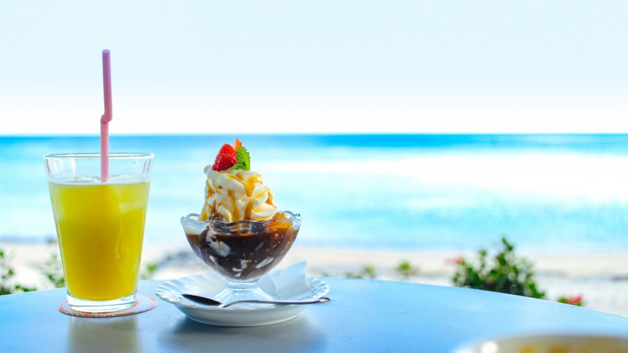 海を眺めながら楽しむドリンクとパフェのカフェテーブル