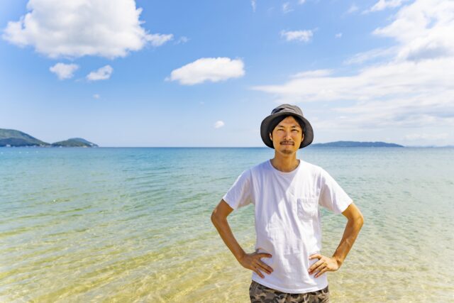 夏　ビーチ　男性