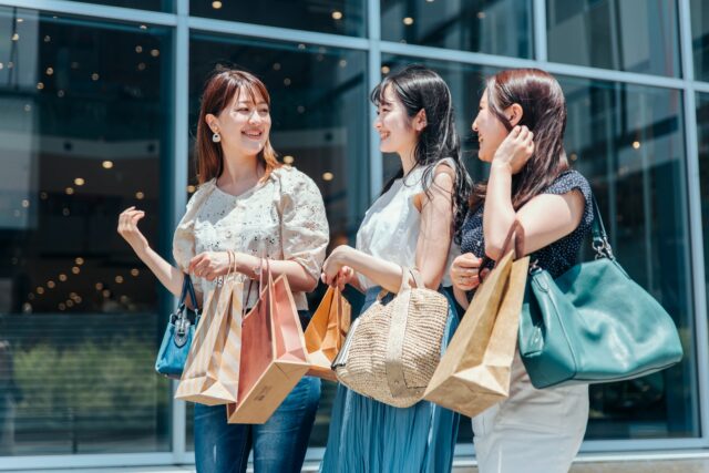 ショッピング　女性　3人