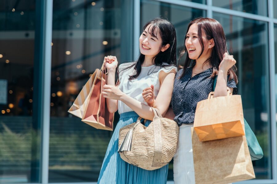 観光　ショッピング　女性