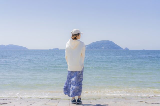 パーカーを着た女性