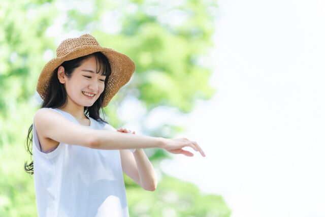 女性　日焼け止め　帽子