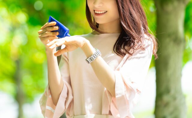 紫外線対策　日焼け止めを塗る女性