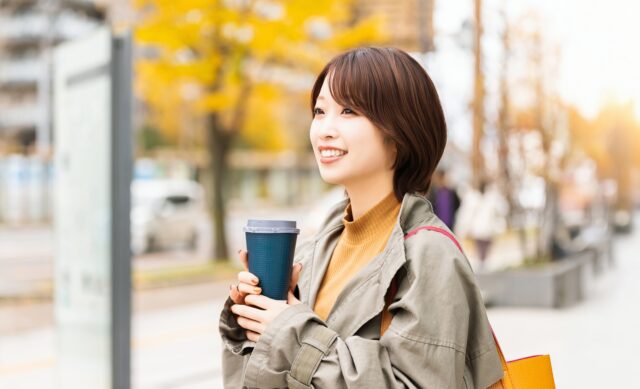 女性　セーターに羽織りもの