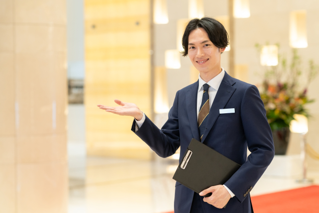 ホテル スタッフ 男性